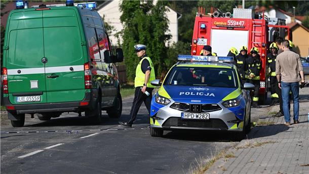 Drohnen über Polen – Pistorius: „Gezielte Kursführung“ Rettungskräfte sind am Ort eines Drohneneinschlags in Wyryki in Ostpolen im Einatz.