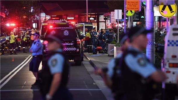 Sydney: Sechs Tote bei Angriff in Einkaufszentrum Rettungskräfte sind an der Bondi Junction zu sehen, nachdem mehrere Menschen in dem Einkaufszentrum in Sydney niedergestochen wurden.