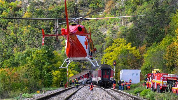 Rettungskräfte sind nach der Kollision zweier Schnellzüge in der Gemeinde Jablonov nad Turnou im Bezirk Roznava im Einsatz.