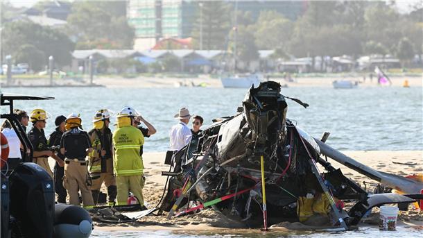 Rettungskräfte sind neben einem abgestürzten Hubschrauber in der Nähe von Seaworld an der Gold Coast im Einsatz.