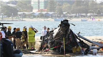 Rettungskräfte sind neben einem abgestürzten Hubschrauber in der Nähe von Seaworld an der Gold Coast im Einsatz.
