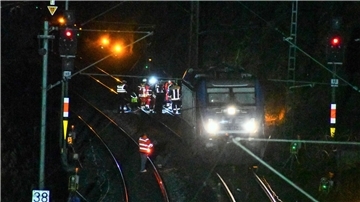 Rettungskräfte stehen nach dem Unfall auf der Bahnstrecke zwischen Nürnberg und Regensburg auf den Gleisen.