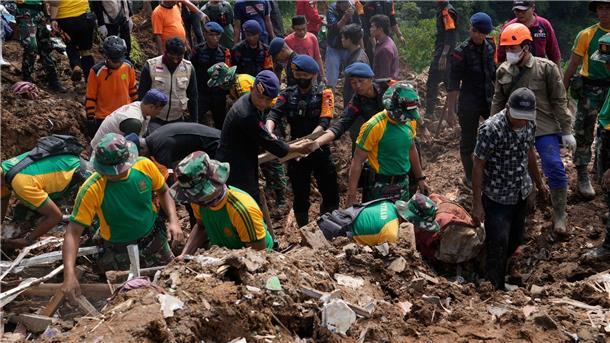 Sechsjähriger wird zwei Tage nach Beben gerettet Rettungskräfte suchen im indonesischen Cianjur nach Opfern eines durch ein Erdbeben ausgelösten Erdrutsches.