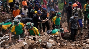 Rettungskräfte suchen im indonesischen Cianjur nach Opfern eines durch ein Erdbeben ausgelösten Erdrutsches.