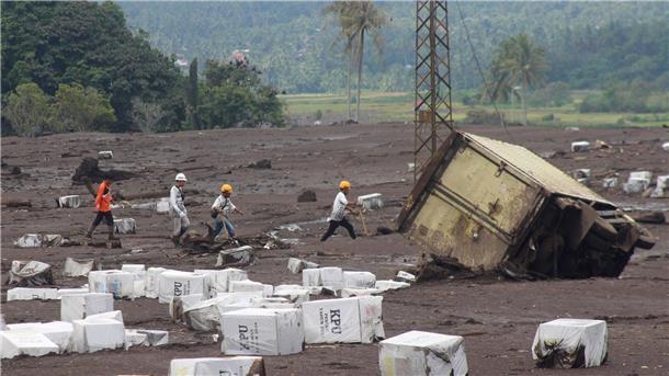 Vulkanische Schlammströme auf Sumatra: Zahl der Toten steigt Rettungskräfte suchen nach Opfern nach einer Sturzflut in Tanah Datar.