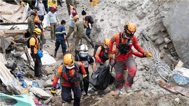 Mindestens 37 Tote nach Erdrutsch auf den Philippinen Rettungskräfte tragen ein Opfer aus dem von einem Erdrutsch betroffenen Dorf Masara. Die Zahl der Toten stieg auf 37.