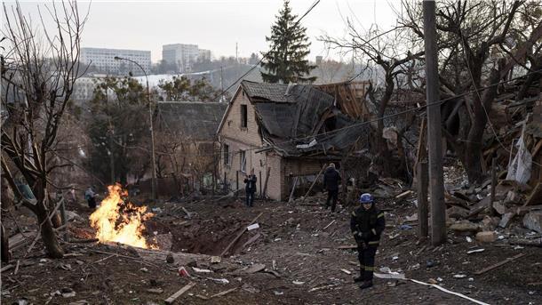 Rettungskräfte treffen an Silvester in einem Wohngebiet in Kiew ein, das nach ukrainischen Angaben bei einem russischen Angriff getroffen wurde.