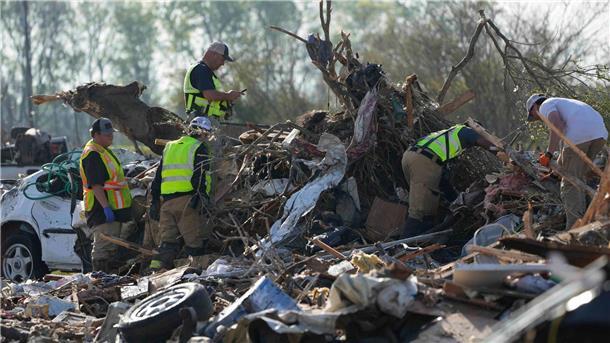 Mehr als 20 Tote nach Tornado in Mississippi Rettungskräfte und Ersthelfer suchen nach Leichen, die unter den Trümmern begraben sein könnten.