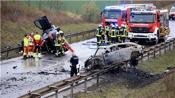 Rettungskräfte und Polizei an der Unfallstelle auf der B247 bei Bad Langensalza in Thüringen.