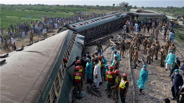 Rettungskräfte und Soldaten versuchen nach einem Zugunglück in Pakistan Menschen aus dem entgleisten Zug zu retten.