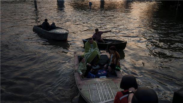 Flut nach Staudamm-Zerstörung - Westen beschuldigt Moskau Rettungskräfte versuchen, Boote mit Bewohnern abzuschleppen.