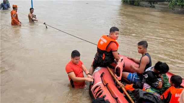 Taifun „Doksuri“ wütet auf den Philippinen Rettungskräfte verwenden ein Gummiboot, um die Bewohner in höher gelegene Gebiete zu evakuieren.