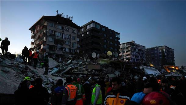 Rettungsteams sind nach Antakya geeilt.