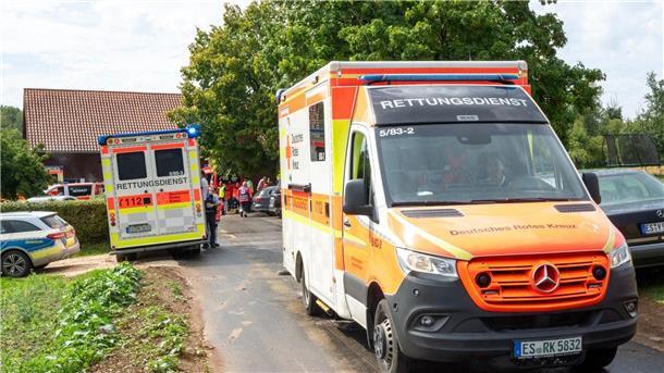Frau stirbt nach Blitzschlag in Baden-Württemberg Rettungswagen stehen nach dem Blitzeinschlag nahe der Unglücksstelle bei dem Ausflugslokal.