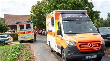 Rettungswagen stehen nach dem Blitzeinschlag nahe der Unglücksstelle bei dem Ausflugslokal.