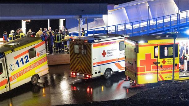 Tod im Oberhofer Eiskanal - Polizei forscht nach Ursache Rettungswagen und Helfer stehen am Ausgang der Bobbahn in Oberhof.