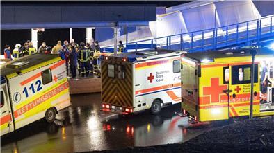 Rettungswagen und Helfer stehen am Ausgang der Bobbahn in Oberhof.