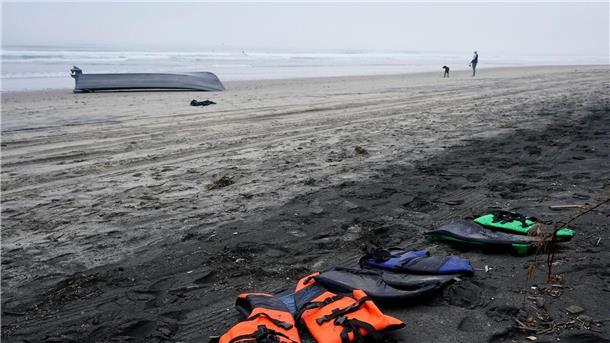 Rettungswesten und ein Boot liegen auf dem Blacks Beach bei San Diego.