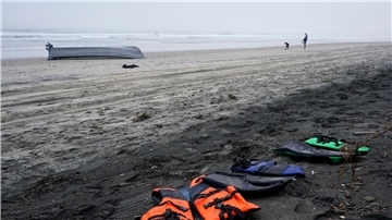 Rettungswesten und ein Boot liegen auf dem Blacks Beach bei San Diego.