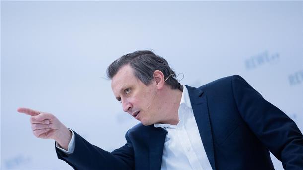Rewe: Preiskonflikte mit Herstellern dauern an Rewe-Vorstandschef Lionel Souque spricht bei der Bilanzpressekonferenz in der Konzernzentrale in Köln.