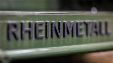 Rheinmetall-Logo auf einem Militärfahrzeug - die Nachfrage nach den Rüstungsgütern des Düsseldorfer Unternehmens ist stark gestiegen.