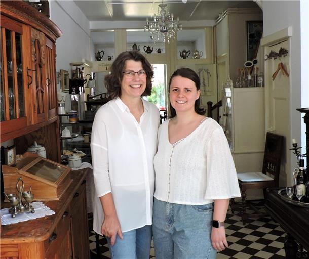 Leckere Schokotorte mit Familientradition Ricarda Behrens (rechts) mit ihrer Mutter Anja im Flur des Germelmann Cafés.