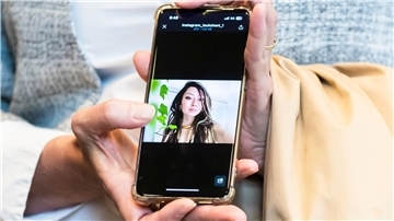 Ricarda Louk zeigt ein Foto ihrer durch die Hamas entführten Tochter Shani Louk.