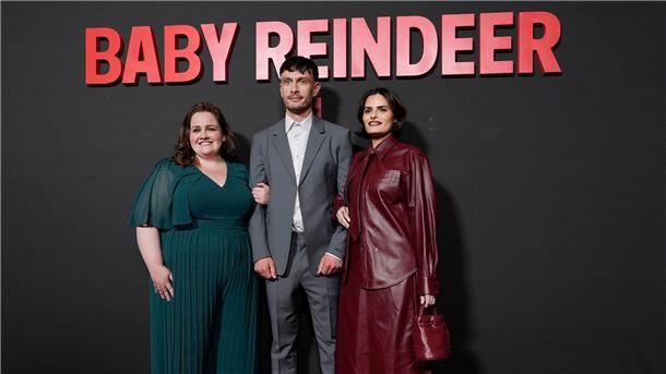 Frau verklagt Netflix auf Millionensumme Richard Gadd (.), der Schöpfer von „Baby Reindeer“ (dt. Rentierbaby), mit Jessica Gunning (l) und Nava Mau.