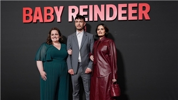 Richard Gadd (.), der Schöpfer von „Baby Reindeer“ (dt. Rentierbaby), mit Jessica Gunning (l) und Nava Mau.