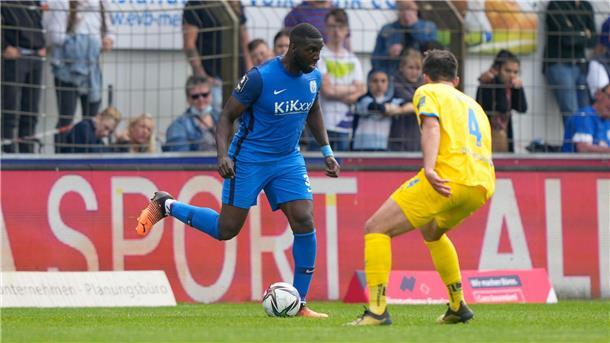 Bei Abstieg Party: Amateurfußball als Investoren-Spielball Richard Sukuta-Pasu (l.), hier im Trikot des SV Meppen, war nur wenige Monate bei Hohkeppel.