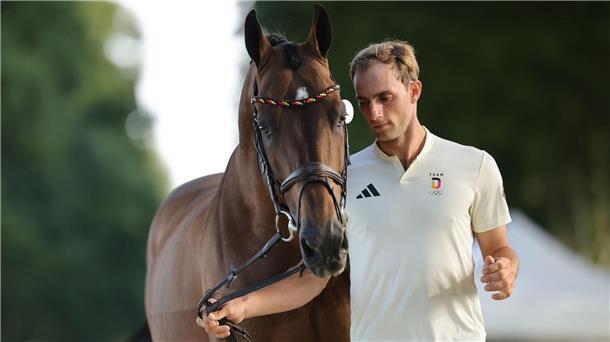 Richard Vogels Pferd United Touch besteht die tiermedizinische Untersuchng