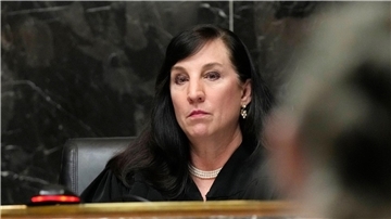 Richterin Cheryl Matthews führt den Vorsitz bei der Verkündung des Strafmaßes gegen die angeklagten Eltern eines Todesschützen.