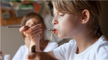 Richtig mit Gabel und Löffel essen: Eltern wünschen sich gute Tischmanieren von ihren Kindern.