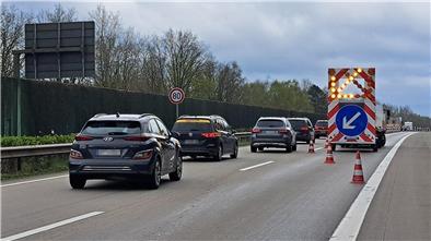 Richtung Bremen wird der Verkehr kurz vor der A27-Abfahrt Bremerhaven-Wulsdorf auf die linke Spur verengt. 