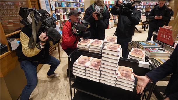 Prinz Harrys Biografie: „Willy“, Diana und der Boulevard Riesenhype um die druckfrische Autobiografie von Prinz Harry in der Buchhandlung Waterstones Piccadilly in London.