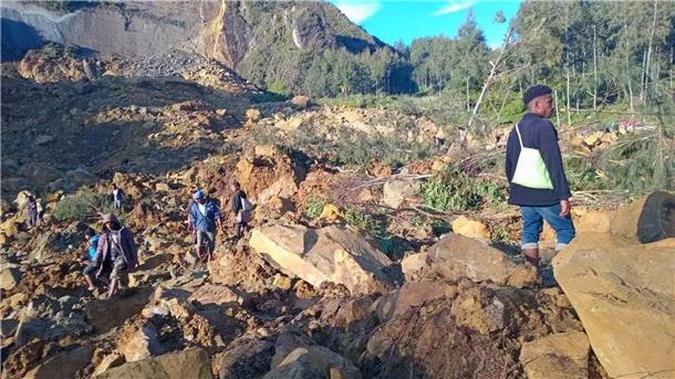 Erdrutsch in Papua-Neuguinea - Viele Tote befürchtet Riesige Steine und Erdmassen: Mehr als 100 Menschen könnten durch den Erdrutsch ihr Leben verloren haben.