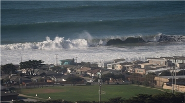 Riesige Wellen an der Küste von Pacifica nahe San Francisco.
