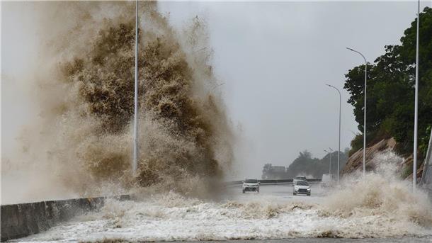 Taifun „Gaemi“ wütet in Taiwan und China - Schiffe gesunken Riesige Wellen schlagen gegen die Küste des Kreises Xiapu in der südostchinesischen Provinz Fujian. Der Taifun brachte heftige Regenfälle mit sich.