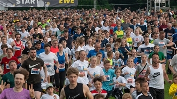 sehr viele Menschen in Sportbekleidung laufen zusammen.
