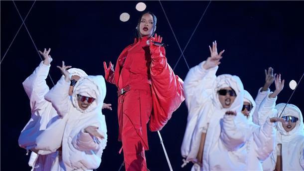 Rihannas fulminante Show beim Super Bowl Rihanna begeistert während der Halbzeitshow des Super Bowls die Zuschauer mit einem Medley ihrer bekanntesten Songs.