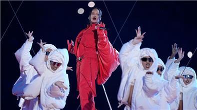 Rihanna begeistert während der Halbzeitshow des Super Bowls die Zuschauer mit einem Medley ihrer bekanntesten Songs.