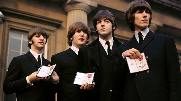 Der stille Beatle: George Harrison wäre jetzt 80 Jahre alt Ringo Starr, John Lennon, Paul McCartney und George Harrison zeigen ihre MBE-Insignien auf dem Vorplatz des Buckingham Palace, nachdem sie von Königin Elisabeth II. empfangen wurden.