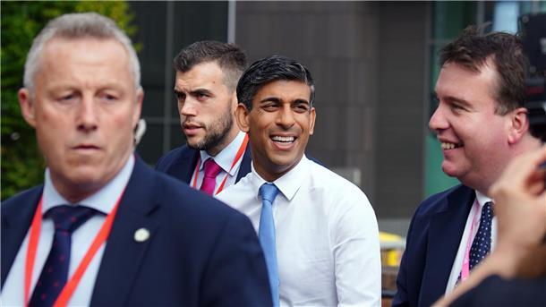 „Die Geier kreisen schon“: Sunak unter Druck Rishi Sunak (M.) beim Treffen der Konservativen Partei.
