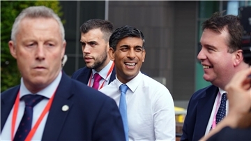 Rishi Sunak (M.) beim Treffen der Konservativen Partei.