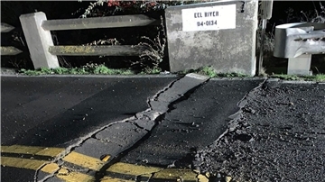 Risse auf einer Brücke der California State Route 211. Ein Erdbeben der Stärke 6,4 hat den Norden des US-Bundesstaates Kalifornien erschüttert.