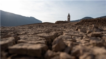 Risse im Boden im Sau-Stausee in Katalonien zeigen anhaltenden Wassermangel auf.