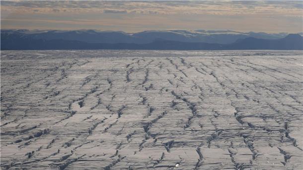 Risse im grönländischen Eisschild wachsen immer schneller Risse in der Eisdecke entstehen durch die ungleichmäßige Bewegung des Gletschers.
