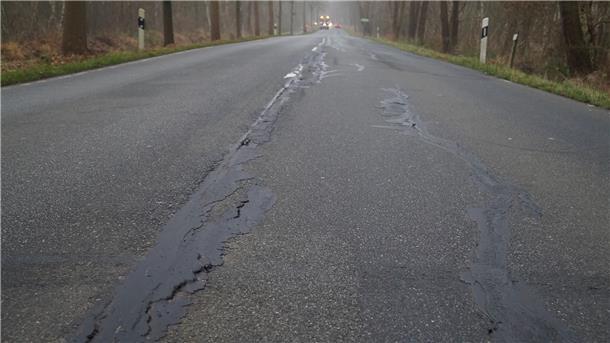 Kreistraße 58: Schlaglochpiste wird endlich saniert Risse in einer Straße.