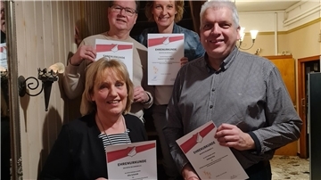 Rita Schmidt (vorne), Susanne Frotscher-Rexin, Ulrich Wagenlöhner und Andreas Koy (rechts) bekamen je eine Ehrenurkunde für ihren ehrenamtlichen Einsatz im MTSV Selsingen.