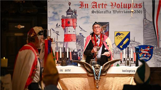 Ritter Wortkarg als Oberschlaraffe auf dem Thron 